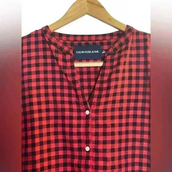 Calvin Klein Red Black Buffalo Plaid Long Sleeve V-Neck Lightweight Shirt Medium - Picture 2 of 8